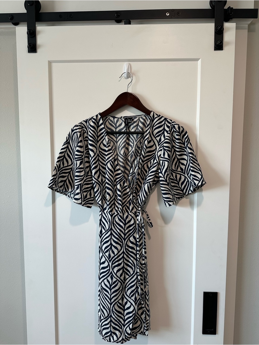 Vero Moda Josie Wrap Dress M Navy Cream Leaf Print Flutter Sleeve Mini